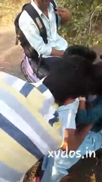 तेलुगु सेक्सी लड़की दोस्तों के सामने बॉयफ्रेंड से जोरदार किसिंग और रोमांस करती हुई वीडियो — screenshot 6