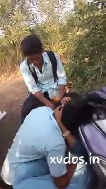 तेलुगु सेक्सी लड़की दोस्तों के सामने बॉयफ्रेंड से जोरदार किसिंग और रोमांस करती हुई वीडियो — screenshot 7