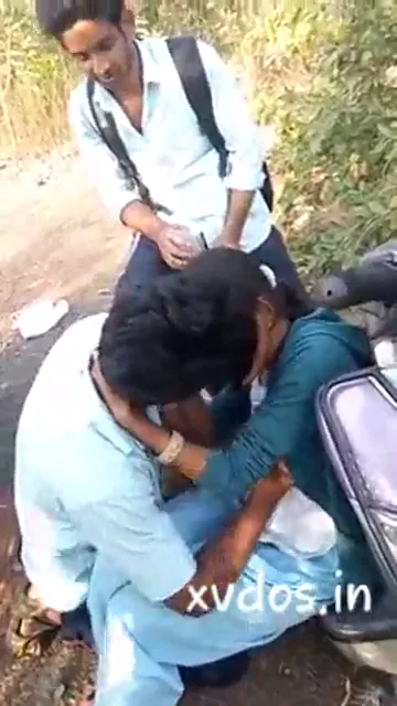 तेलुगु सेक्सी लड़की दोस्तों के सामने बॉयफ्रेंड से जोरदार किसिंग और रोमांस करती हुई वीडियो — screenshot 8