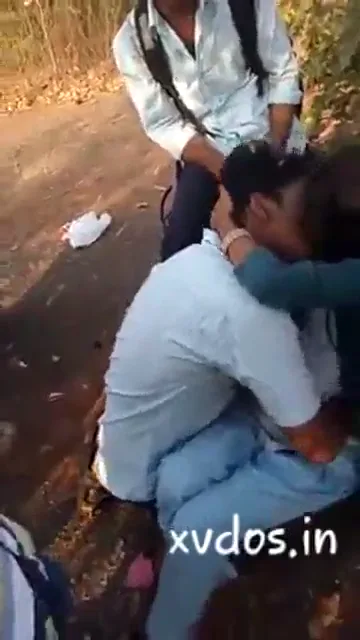 तेलुगु सेक्सी लड़की दोस्तों के सामने बॉयफ्रेंड से जोरदार किसिंग और रोमांस करती हुई वीडियो — screenshot 9
