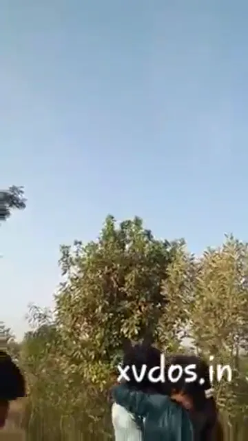 तेलुगु सेक्सी लड़की दोस्तों के सामने बॉयफ्रेंड से जोरदार किसिंग और रोमांस करती हुई वीडियो — screenshot 10