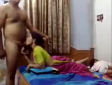 गुजराती हाउसवाइफ की साड़ी उठाकर जोरदार चोदा चोदी देसी भाभी चुदाई हिंदी बीएफ वीडियो — screenshot 1