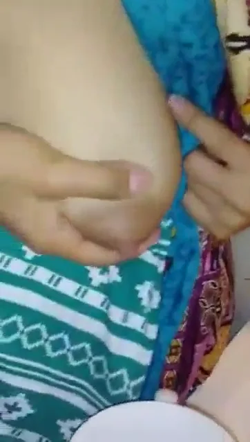बड़े चुचों वाली देसी कॉलेज गर्ल चुचे दबाकर दूध निकालती हुई मोटी गांड चुदाई हिंदी बीएफ — screenshot 1