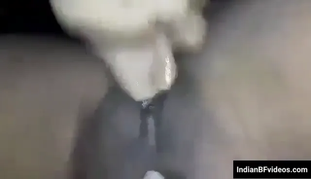 हॉस्टल के बेड पर बेस्टफ्रेंड की चूत चाटती और ऊँगली करती जवान लड़की की देसी लेस्बियन सेक्स MMS
