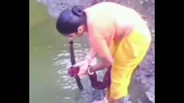 नदी किनारे नहाकर कपड़े बदलती खूबसूरत शहरी भाभी की चूत गांड चुपके से फिल्माया देसी MMS ब्लू फिल्म