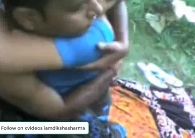 आंध्र आंटी को पार्क में लिटाकर मोटे लंड से चोदा हॉट देसी चुदाई — screenshot 2