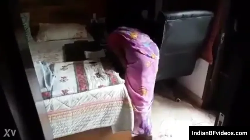 कामवाली आंटी के सामने मालिक ने बड़ा लंड हिलाया और आंटी मुस्कुराई देसी चुदाई MMS