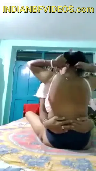 आंटी और जवान लड़के का हॉट रोमांस के बाद जोरदार चुदाई वाली देसी वीडियो — screenshot 1