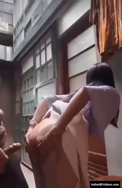 नेपाली लड़की की सफेद पैंटी उतारकर डॉगी स्टाइल देहाती चुदाई हिंदी बीएफ एमएमएस वीडियो — screenshot 5