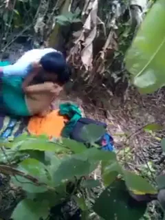 फार्म हाउस के बगीचे में केयरटेकर लवर्स ने खुलेआम देहाती चुदाई की सेक्स वीडियो — screenshot 1