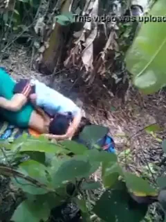 फार्म हाउस के बगीचे में केयरटेकर लवर्स ने खुलेआम देहाती चुदाई की सेक्स वीडियो — screenshot 2