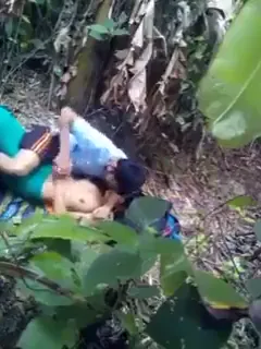 फार्म हाउस के बगीचे में केयरटेकर लवर्स ने खुलेआम देहाती चुदाई की सेक्स वीडियो — screenshot 3