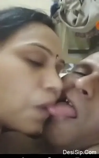 देसी इंडियन कपल की गर्म चूत चुदाई रोमांस MMS वीडियो — screenshot 6