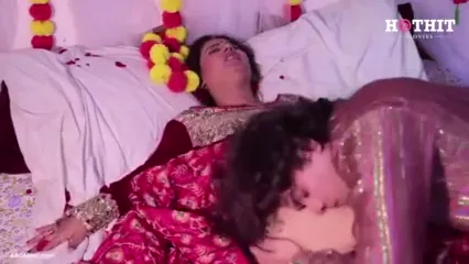 पप्पू जैसे पति को सुहागरात में चोदना सिखाती लफड़ैल दुल्हन की चुदाई — screenshot 3