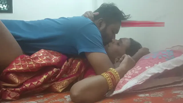 शादी की पहली रात को पति ने पत्नी की साड़ी उठाकर जोरदार देसी चुदाई की हिंदी बीएफ वीडियो — screenshot 2