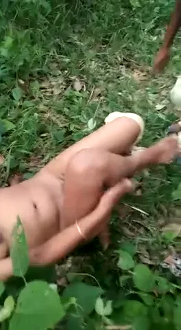 कचरेवाले से चुदते पकड़ी गई देसी भाभी चूत वीडियो — screenshot 2