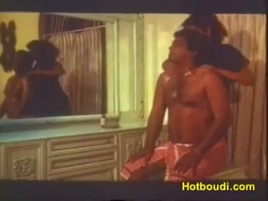 बाहर गांव जाते वक्त पति ने बीवी की खातिरदारी के लिए नौकर रखा देसी सेक्स वीडियो — screenshot 1