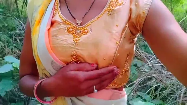 गांव की देसी भाभी के गुलाबी चुचों को चूसते हुए चोदा गांव की क्लिप्स — screenshot 9
