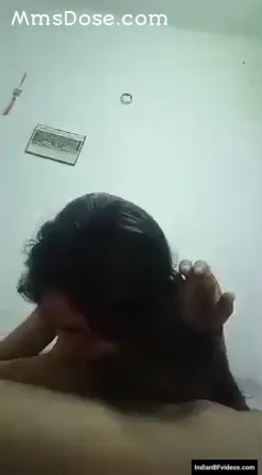 देसी क्यूट लड़की बॉयफ्रेंड का मोटा लंड चूसकर चूत चुदाई देसी बीएफ — screenshot 2