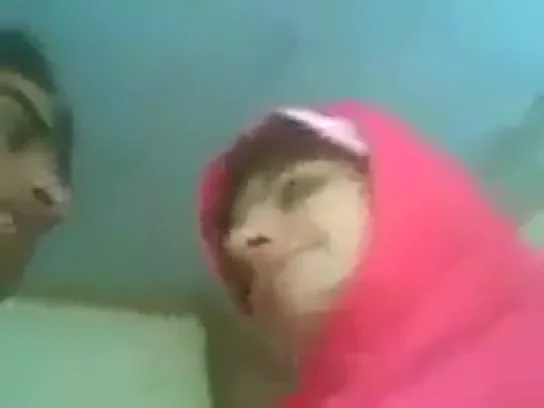 पाकिस्तानी हिजाबी लड़की ने प्रेमी के साथ रोमांस करते हुए देसी सेक्स किया — screenshot 1