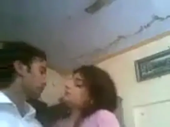 पाकिस्तानी हिजाबी लड़की ने प्रेमी के साथ रोमांस करते हुए देसी सेक्स किया — screenshot 9