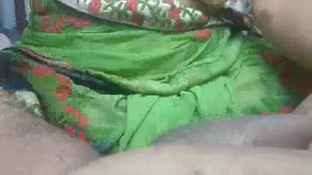 ब्लाउज वाली सास ने जमाई की झांट शेव करके लंड चूसा देसी आंटी सेक्स — screenshot 7
