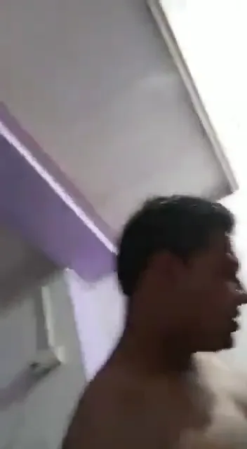 उम्रदार आदमी का लंड कॉउगर्ल स्टाइल में चूसती देसी लड़की हिंदी बीएफ सेक्स वीडियो — screenshot 1