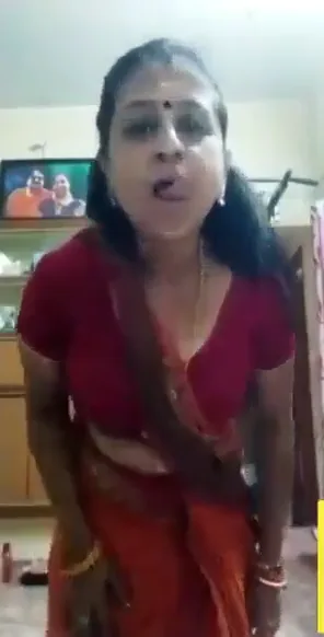 चुदक्कड़ साड़ी वाली मल्लू आंटी ने ब्लाउज खोलकर बूब्स दिखाते हुए देसी सेक्स किया — screenshot 1