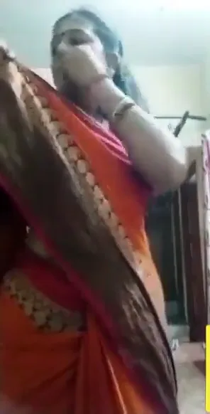 चुदक्कड़ साड़ी वाली मल्लू आंटी ने ब्लाउज खोलकर बूब्स दिखाते हुए देसी सेक्स किया — screenshot 2