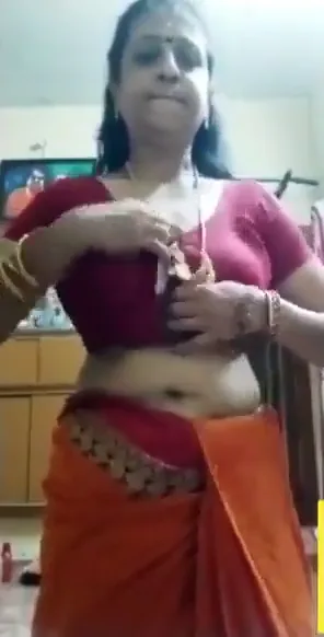 चुदक्कड़ साड़ी वाली मल्लू आंटी ने ब्लाउज खोलकर बूब्स दिखाते हुए देसी सेक्स किया — screenshot 3
