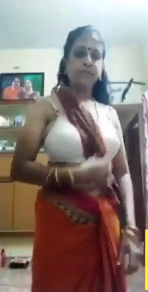 चुदक्कड़ साड़ी वाली मल्लू आंटी ने ब्लाउज खोलकर बूब्स दिखाते हुए देसी सेक्स किया — screenshot 4
