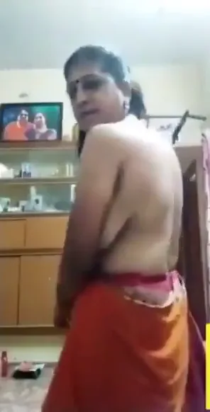 चुदक्कड़ साड़ी वाली मल्लू आंटी ने ब्लाउज खोलकर बूब्स दिखाते हुए देसी सेक्स किया — screenshot 5