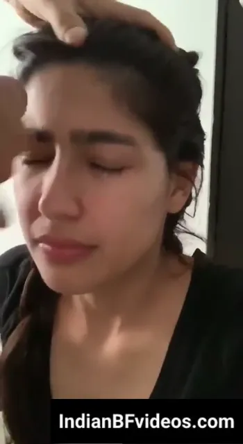 सुंदर लड़की के मुंह पर लंड से झाड़ा सफेद माल निकला देसी चुदाई वीडियो — screenshot 2