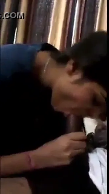 उन्नीस साल की जवान बहन ने बिस्तर पर लौड़ा चूसकर देसी सेक्स किया — screenshot 5