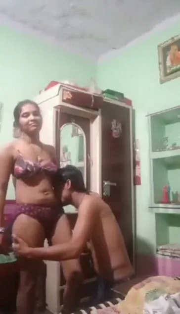 साली की पैंटी खिसकाकर जीजा ने चूतड़ों पर प्यार किया देसी चुदाई MMS वीडियो — screenshot 1