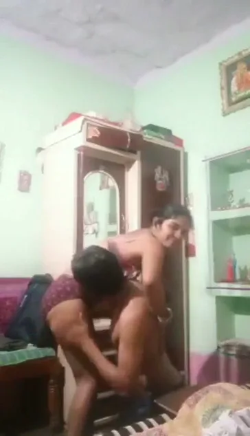 साली की पैंटी खिसकाकर जीजा ने चूतड़ों पर प्यार किया देसी चुदाई MMS वीडियो — screenshot 2