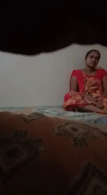 टपोरी ने ब्लैकमेल करके गुजराती भाभी की साड़ी उठा के जोरदार चोदा देसी सेक्स वीडियो — screenshot 1