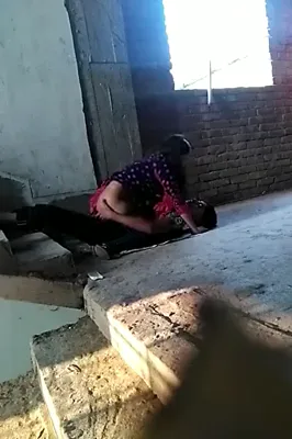 सीढ़ियों के पास लेटकर गर्लफ्रेंड को लौंडे पर बिठाकर नीचे से जोरदार चुदाई के धक्के मारता देसी लड़का हिंदी बीएफ — screenshot 7