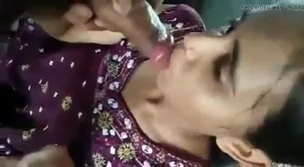 लड़के ने गर्लफ्रेंड से लंड चुसवाकर चूत थूक लगाकर चोदी हिंदी बीएफ