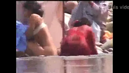 नदी किनारे नंगी नहाती गांव की आंटी और भाभी की चूत दिखाती देसी MMS वीडियो — screenshot 4