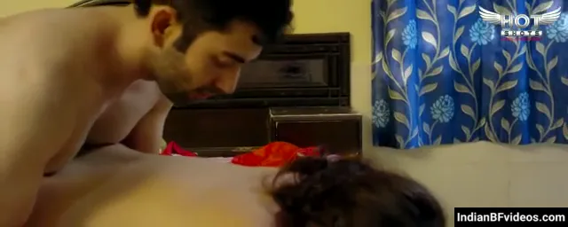 लंड खड़ा कराने के लिए गैर मर्दों से अपनी बीवी चुदवाता ककोल्ड पति वीडियो — screenshot 4