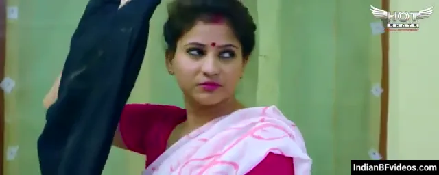 लंड खड़ा कराने के लिए गैर मर्दों से अपनी बीवी चुदवाता ककोल्ड पति वीडियो — screenshot 9