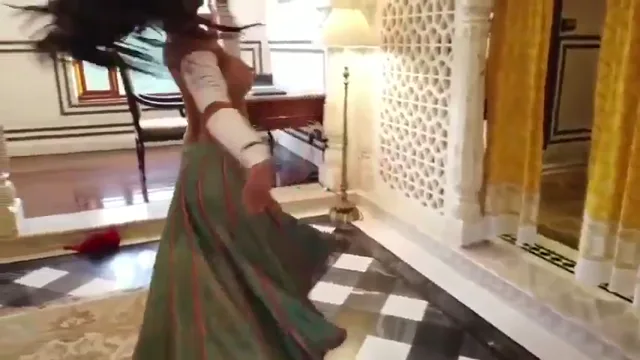 उन्नत स्तनों वाली पूनम पांडे का नंगा स्ट्रिपिंग डांस देसी बीएफ वीडियो — screenshot 4