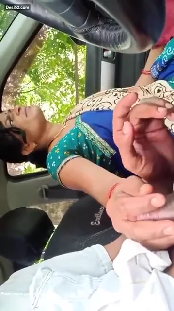 कार में लंड चूसकर हिलाती रंडी आंटी का जोरदार हिंदी बीएफ वीडियो — screenshot 1