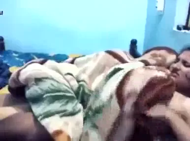 इनोसेंट गर्लफ्रेंड की चूत चोदते हुए बीएफ का देसी सेक्स हिंदी बीएफ वीडियो — screenshot 4