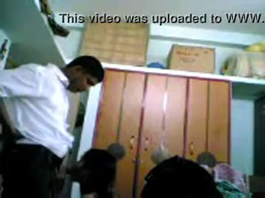 अंकल और भतीजी की गंदी कामलीला चूत चुदाई वाली MMS वीडियो — screenshot 5