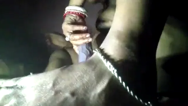 देहाती बीवी बड़े डिल्डो से अपनी चूत चोदती हुई गांव की सेक्सी चुदाई वीडियो — screenshot 4