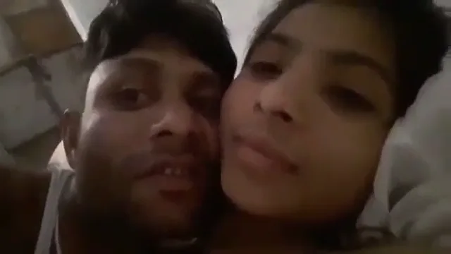 सुनील अपनी गर्लफ्रेंड के साथ बेडरूम में जोरदार चुदाई करते हुए हिंदी बीएफ — screenshot 1