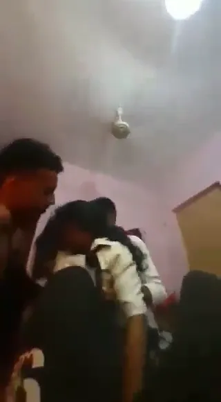 ड्रंक क्लासमेट को गैंगबैंग के लिए कमरे में लाकर चोदा जाता हुआ हिंदी बीएफ — screenshot 2