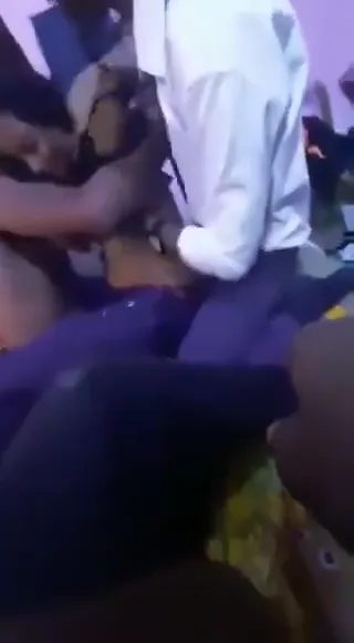 ड्रंक क्लासमेट को गैंगबैंग के लिए कमरे में लाकर चोदा जाता हुआ हिंदी बीएफ — screenshot 4